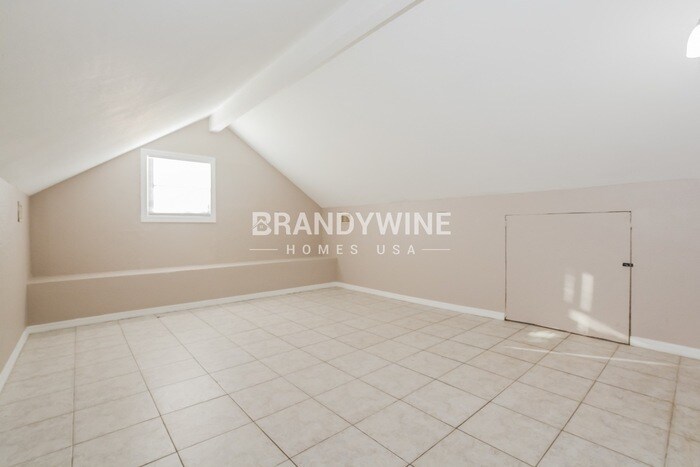 Building Photo - 700 E 7th St