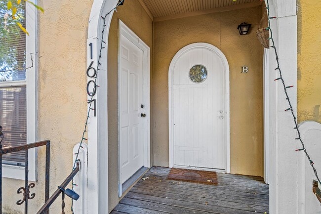 Building Photo - Clarksville Classic - Old School - 1 Bd/1Ba  -  Million Dollar Neighborhood - $1495