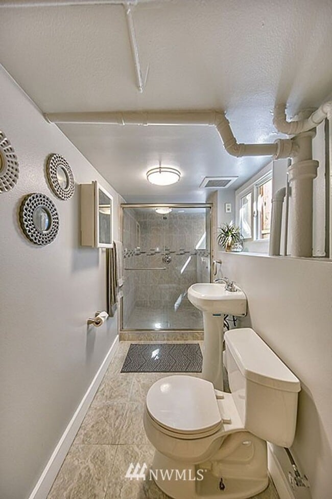 Building Photo - Spacious 5-Bedroom Home with Den & Backyar...