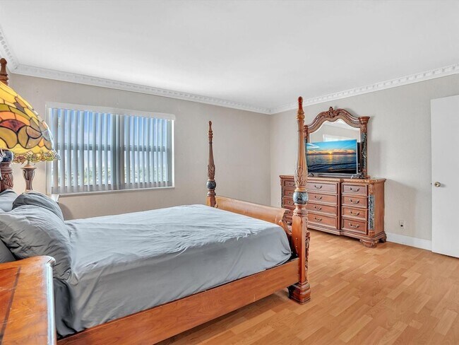 Building Photo - 401 Golden Isles Dr