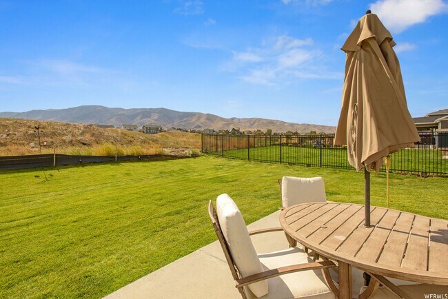 Building Photo - Stunning Home Right on the Golf Course!