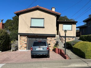 Building Photo - Bright & Spacious 3BR/2BA Home Overlooking Avalon Park – Furnished or Unfurnished- For Rent