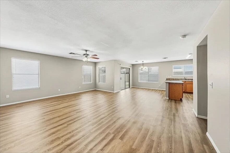 Building Photo - 3035 E Santa Rosa Dr