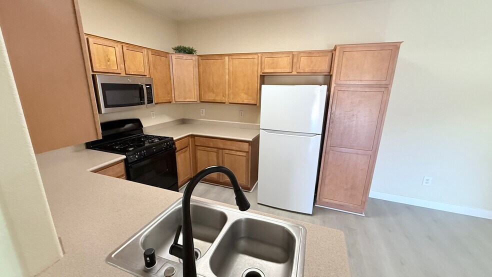 Building Photo - 2291 W Horizon Ridge Pky