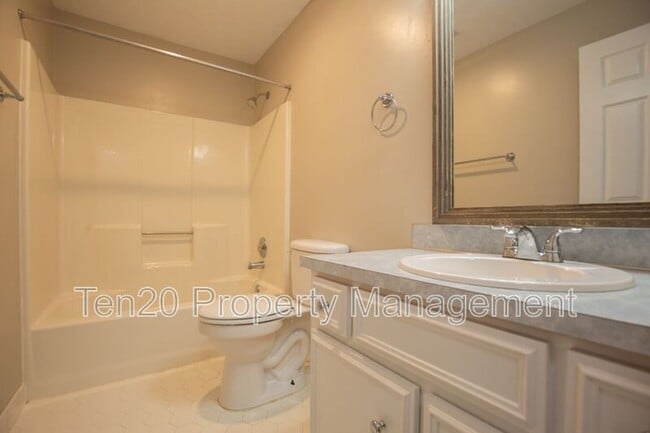 Building Photo - 7032 Robin's Nest Dr