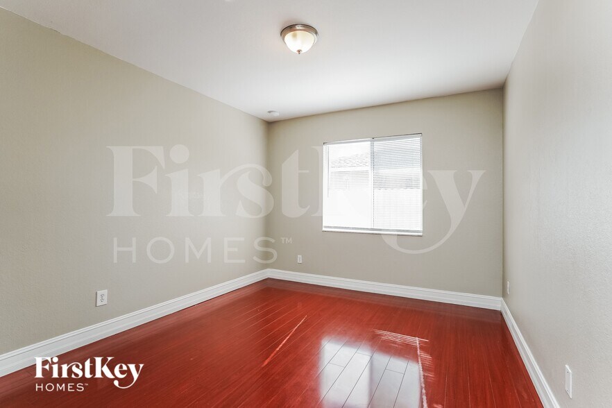 Building Photo - 522 SE Van Loon Terrace