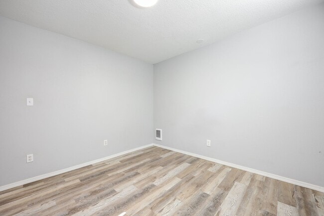 Building Photo - Renovated Basement level unit - West Linn, OR