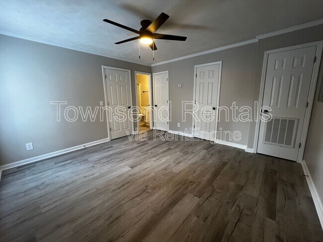 Building Photo - 5850 Century Oaks Dr
