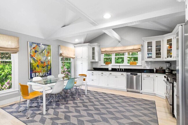 Building Photo - 114 Narod Blvd