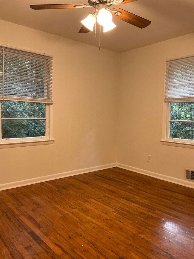 Building Photo - 3 bedroom 2 bathroom house conveniently lo...