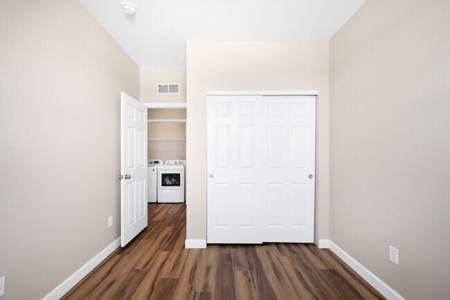 Building Photo - 3BD, 2.5BA Englewood Townhome with 2-Car Garage