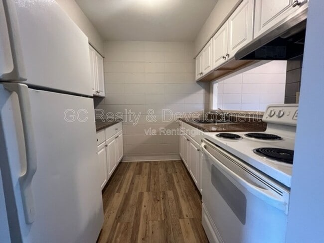 Building Photo - 265 Uteg St