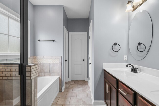 Building Photo - 3375 Cotham Ln