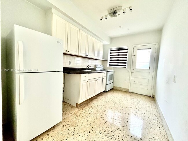 Building Photo - 2101 SW 3rd Ave