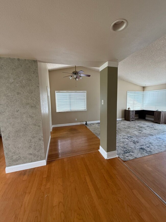 Building Photo - New Photos! Lovely One Level home in Valen...