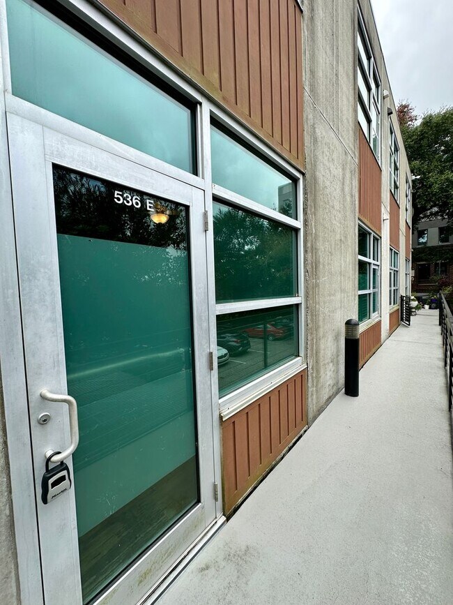 Building Photo - 2 BED | 2.5 BATH | URBAN CONDO | DOWNTOWN ...