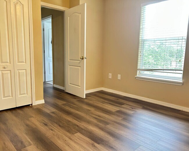 Building Photo - Beautiful Home in Parkview at Lake Shore