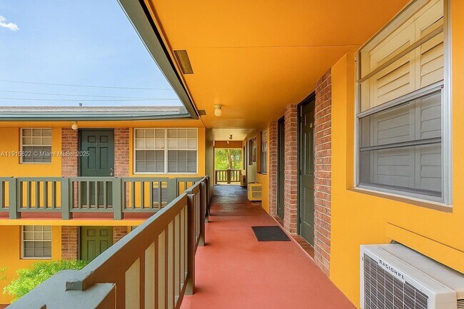 Primary Photo - 1702 McKinley St