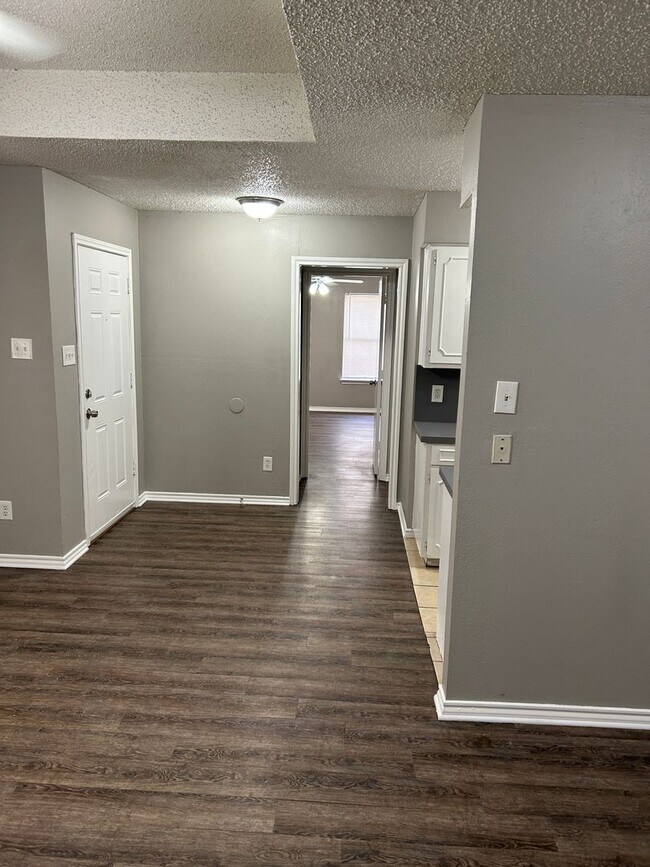 Building Photo - 404 Jordan Ln