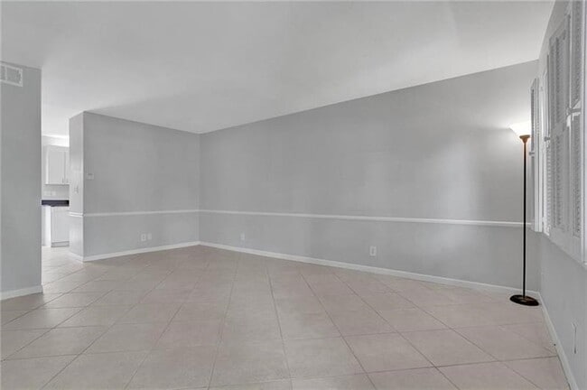 Building Photo - 12 NE 20th Ct