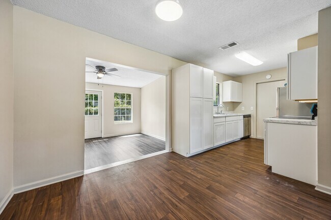 Building Photo - 117 Pinedale Dr