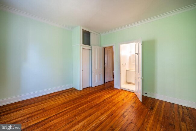 Building Photo - 206 S 43rd St