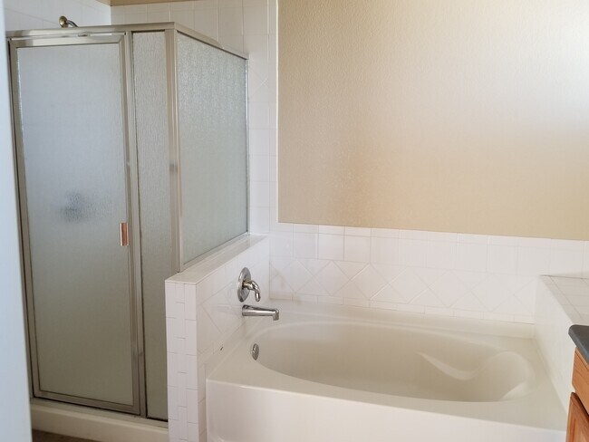 Building Photo - 3 Bedroom, 3.5 Bath End Unit Townhome, 2 C...