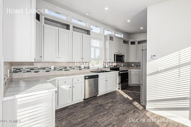 Building Photo - 32567 W Santa Cruz Ave