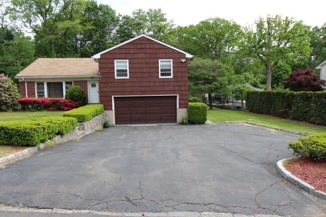 Building Photo - 4 Bedroom 3 Bath Well Kept House in West H...