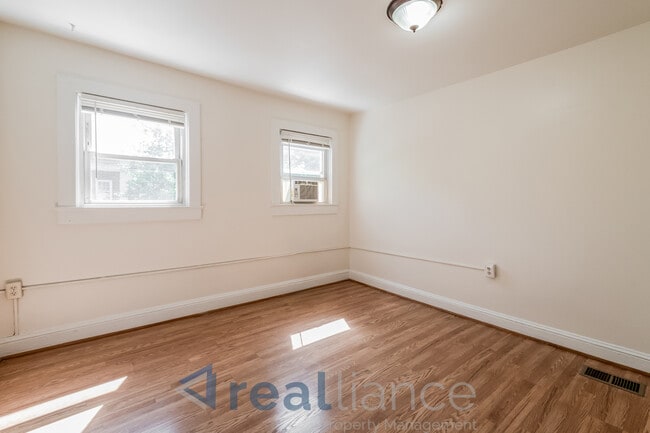 Building Photo - 115 16th St SE