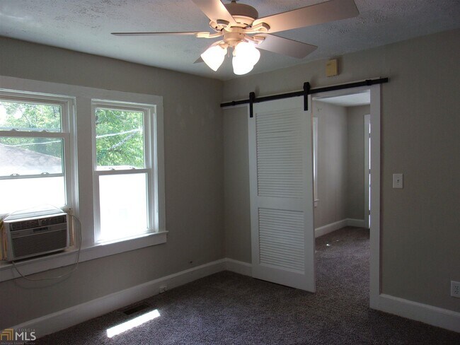 Building Photo - 225 Lowry St NE