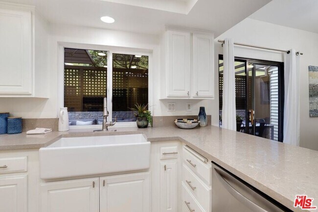 Building Photo - 848 Lincoln Blvd