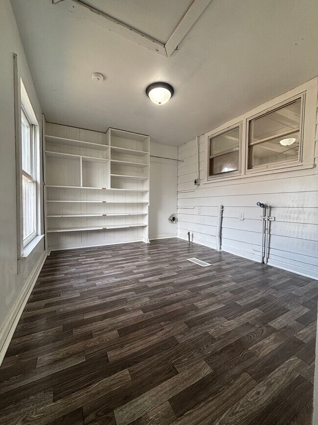 Building Photo - Large 2 Bedroom Home with a Garage