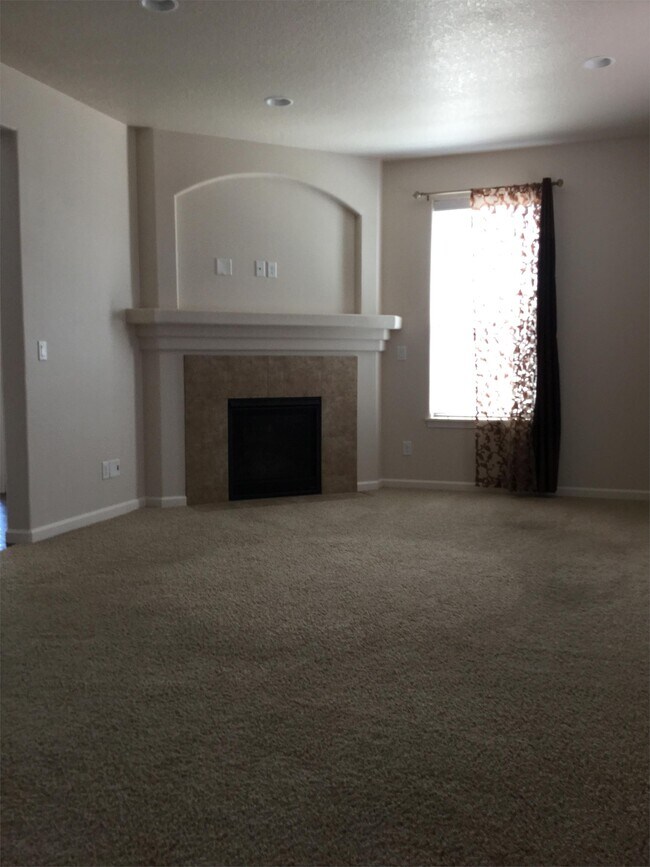 Building Photo - 3395 SE Meadowview Way