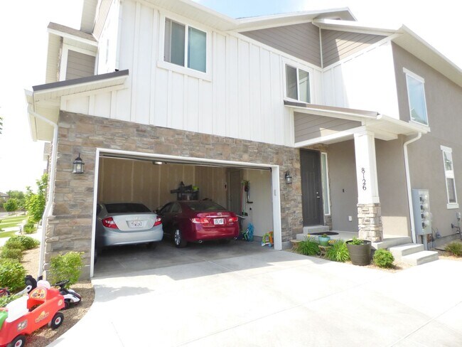 Primary Photo - Great 4 Bd 3.5 Bath Townhome