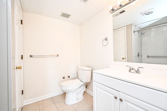 Building Photo - 3021 Stratford Ct