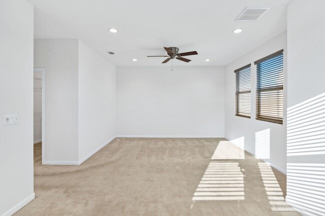 Building Photo - 2 bed 2.5 bath + Bonus Room Newer Construction Home Available Now!