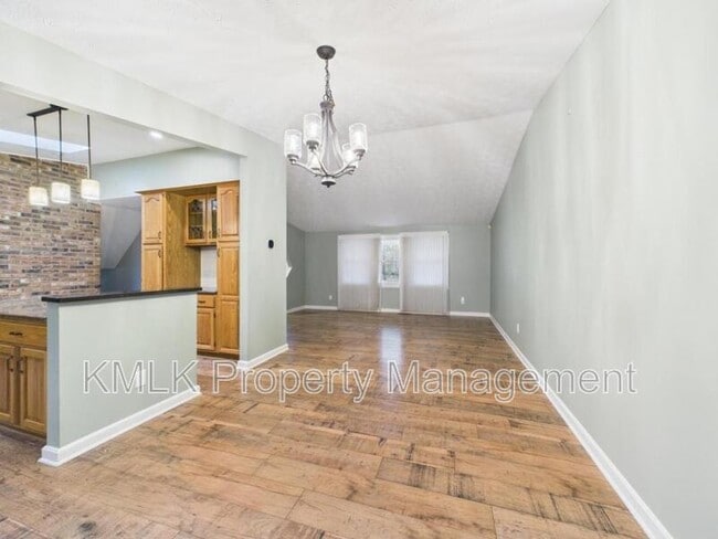 Building Photo - 874 Pleasant St