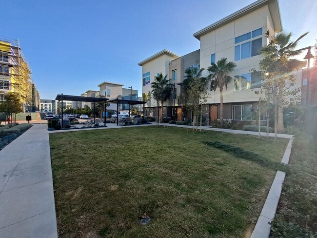 Building Photo - Beautiful Tri-Level 3Bd 2.5Ba Townhome in ...