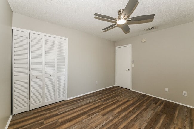 Building Photo - Neptune Beach Townhouse - On Huge Lot in Q...