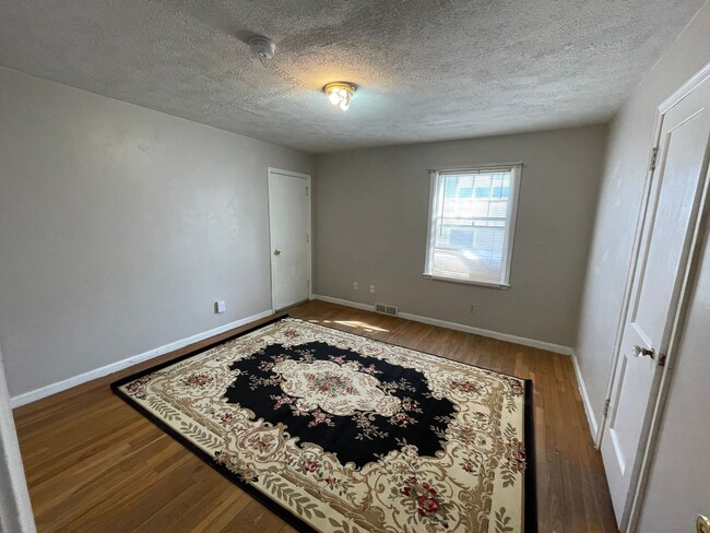 Building Photo - 4 bedroom Home Near Campus! Preleasing for...