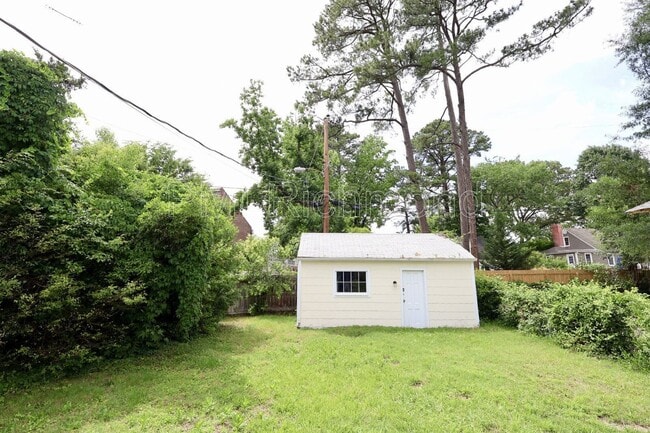 Building Photo - 904 Maple Ave
