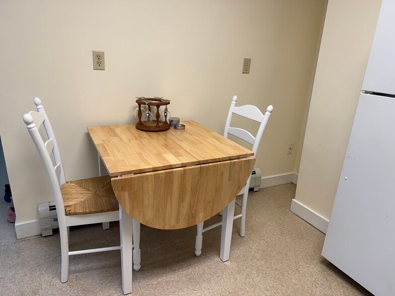 Dining set - 47 Plunkett St