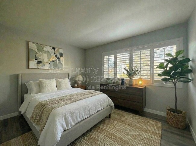 Building Photo - 345 N Melrose Dr