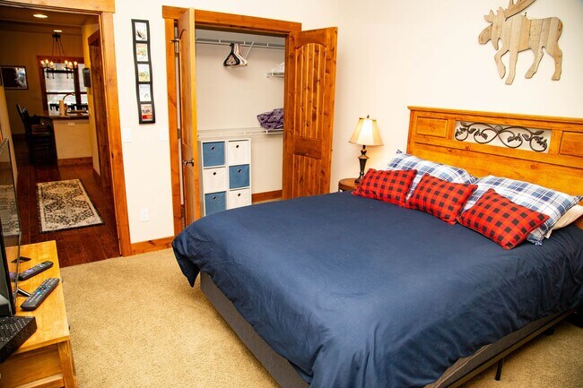 Building Photo - Wonderful Furnished 3 Bedroom & 2 Bathroom...