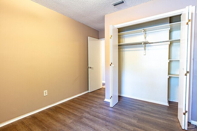 Building Photo - 6242 Ridgegate Cir