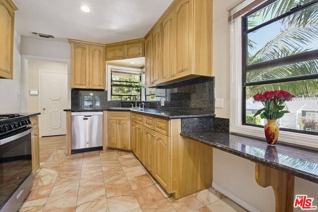 Building Photo - 5667 Heatherdale Dr