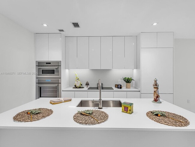 Building Photo - 700 NE 24th St