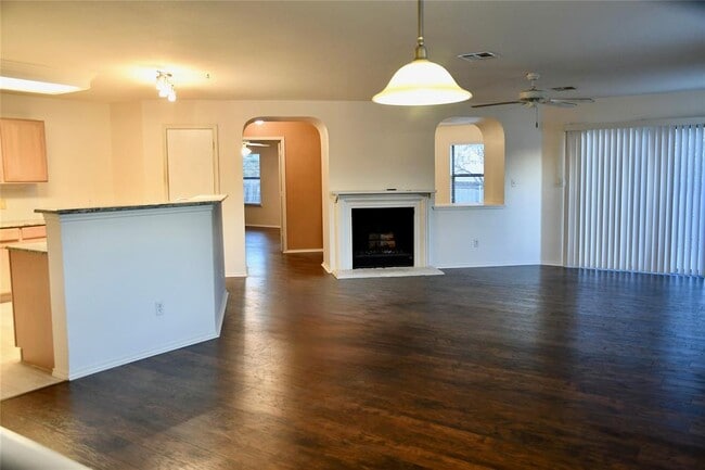 Building Photo - 317 Leanne Dr