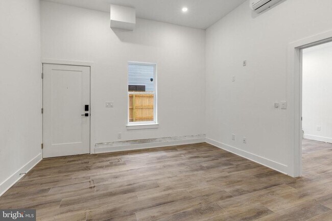 Building Photo - 2214 N Front St